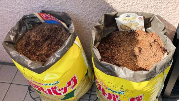 ベランダに置かれた植え付け直後のカルビーポテトバッグ2つ