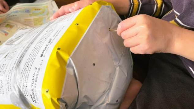 カルビーポテトバッグに排水用の穴を開ける作業