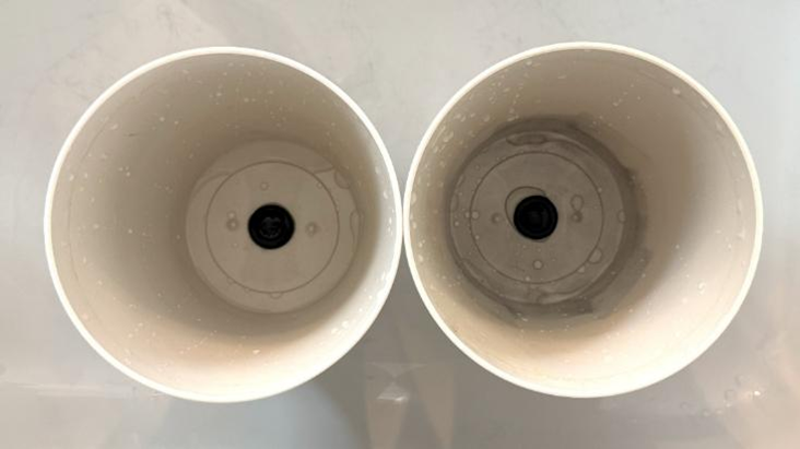 鉢底が黒く汚れた２つの鉢