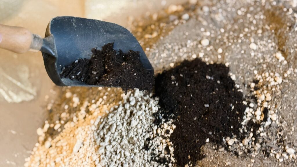 土壌改良材をシャベルで入れている様子