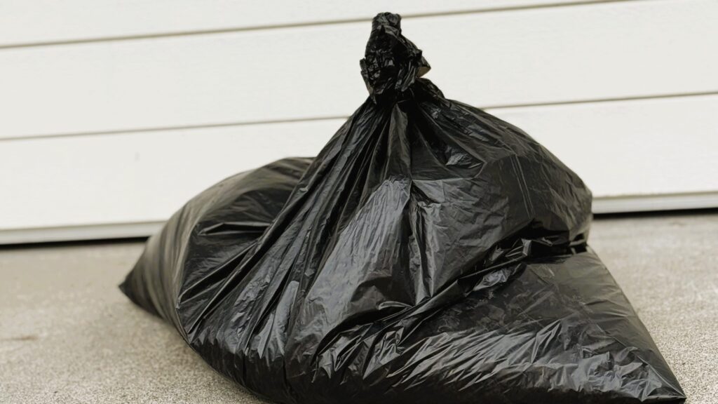 土が入っている黒いゴミ袋