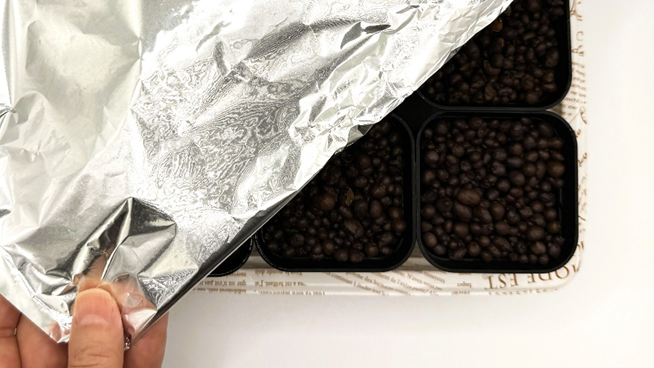 鉢の上に、アルミホイルをかけている様子