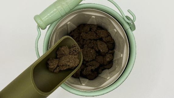 鉢にパフカルチップを入れている様子