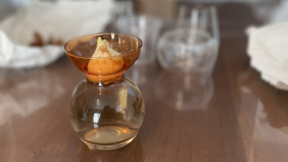 チューリップの球根を水耕栽培用ガラスベースに置いた様子