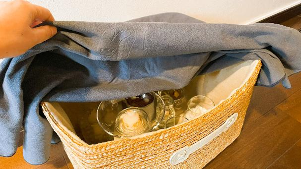 水耕栽培の球根を箱に入れて布をかけ暗くしている様子